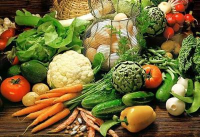 無公害蔬菜受歡迎?他從城里回來種蔬菜,已成當?shù)刂赂粠ь^人_駱朝鼎